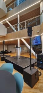 Top loudspeaker in combination with a subwoofer